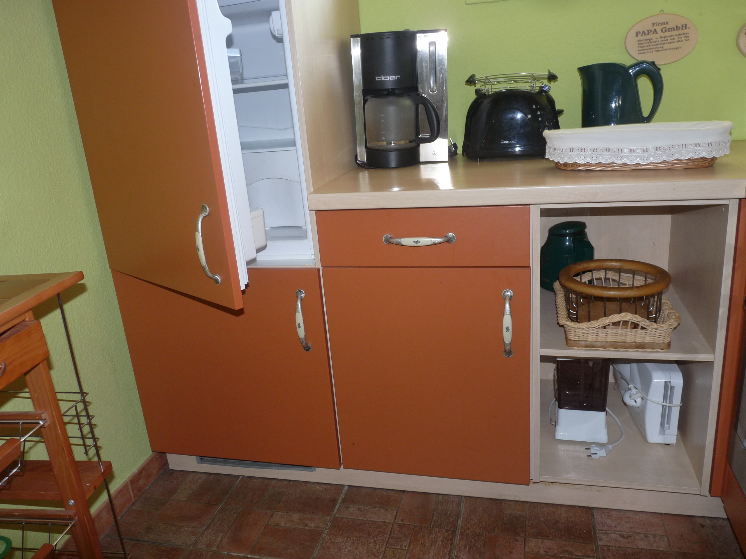beide Finnhütten mit offenen Küchen  zur  Wohndiele 